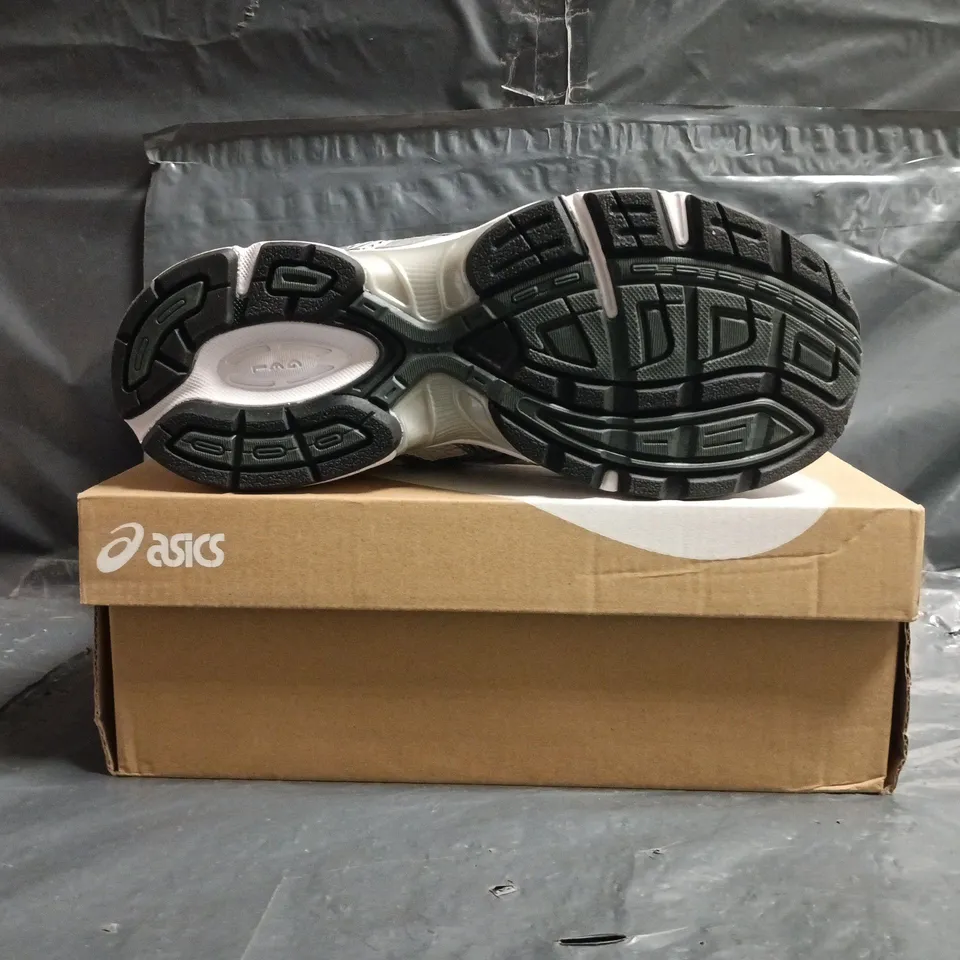 BOXED PAIR OF ASICS TRAINERS IN WHITE/SILVER SIZE UK 5.5
