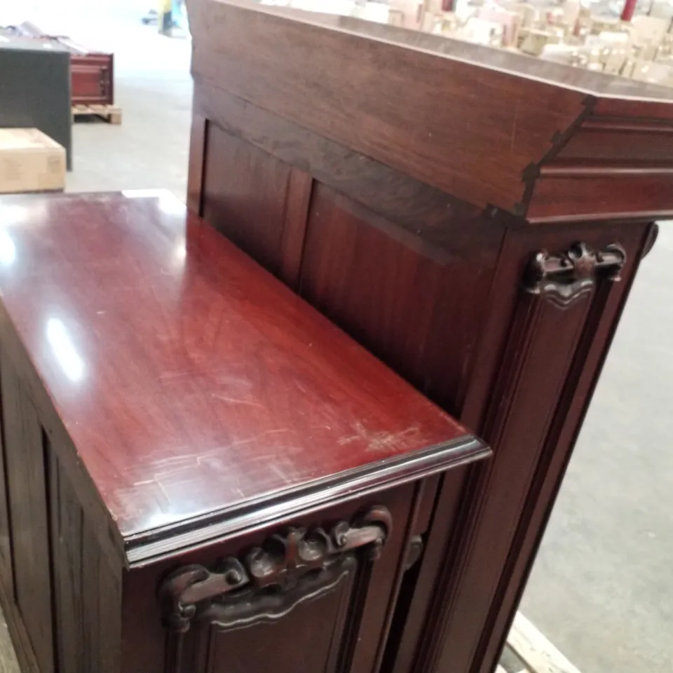 VICTORIAN MAHOGANY VENEER PART GLAZED LOCKABLE BOOKCASE WITH CUPBOARD