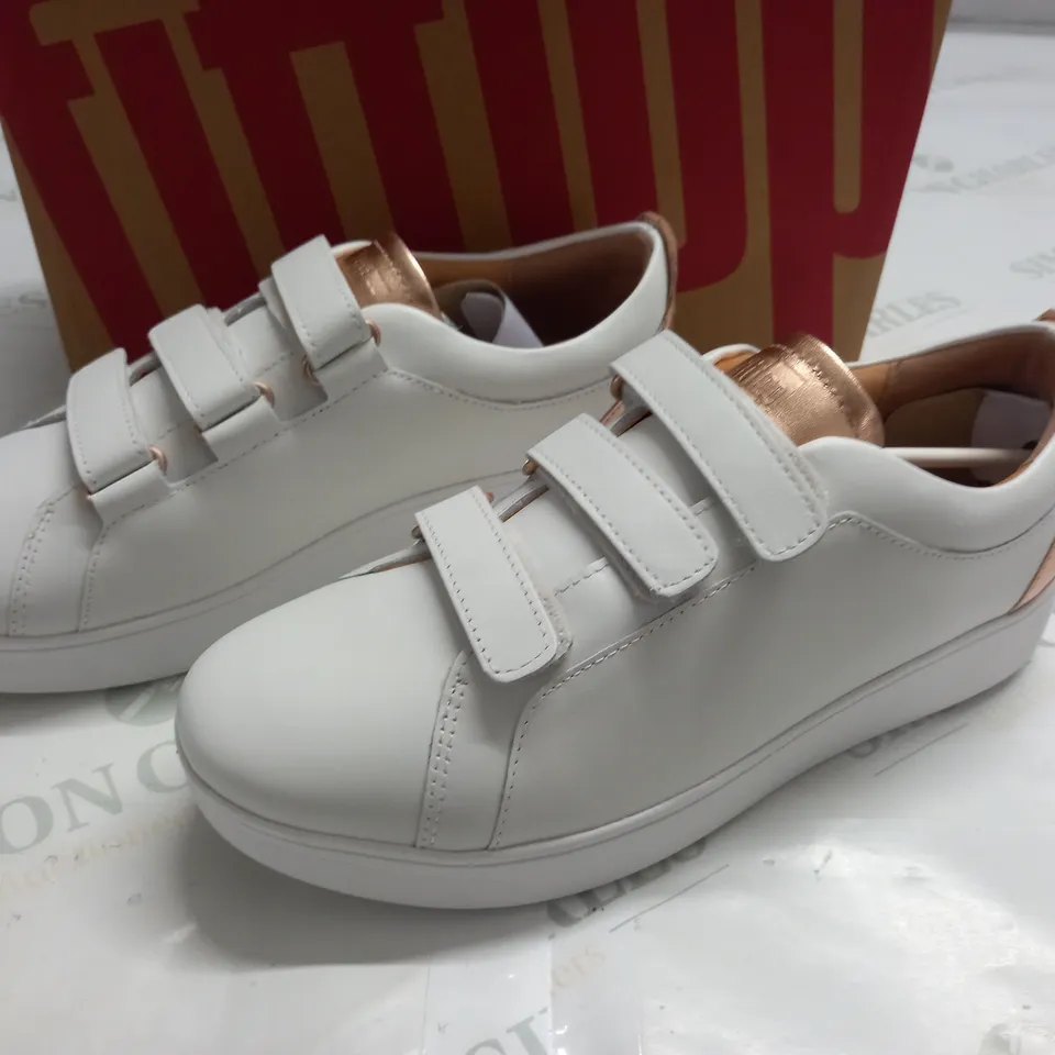 BOXED PAIR OF FIT FLOP RALLY METALLIC BACK LEATHER STRAP SNEAKERS IN WHITE - UK 5
