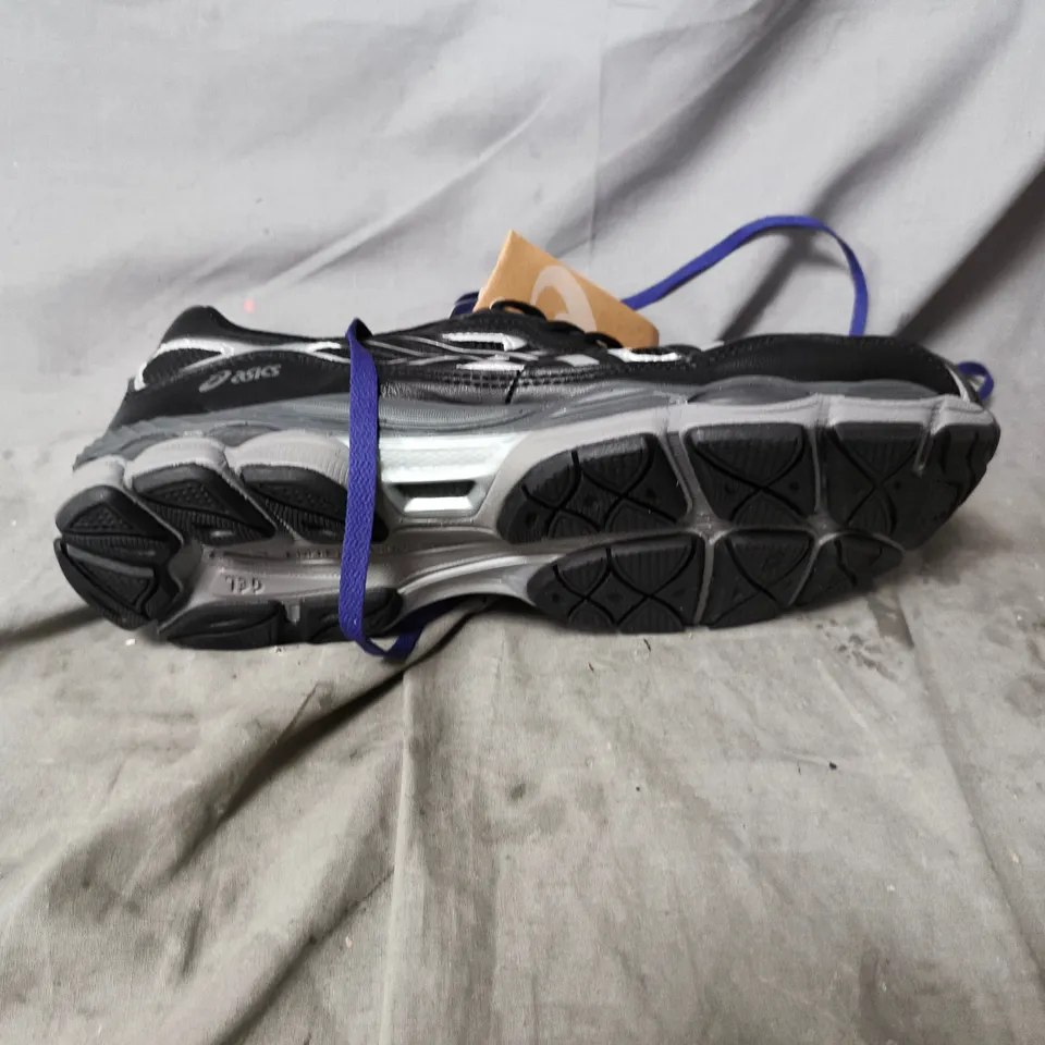 UNBOXED ASICS RUNNING SHOES – BLACK/WHITE WITH PURPLE LACES UK SIZE 10
