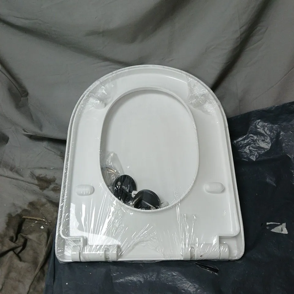 WHITE TOILET SEAT WITH HINGES/FITTINGS UNBOXED