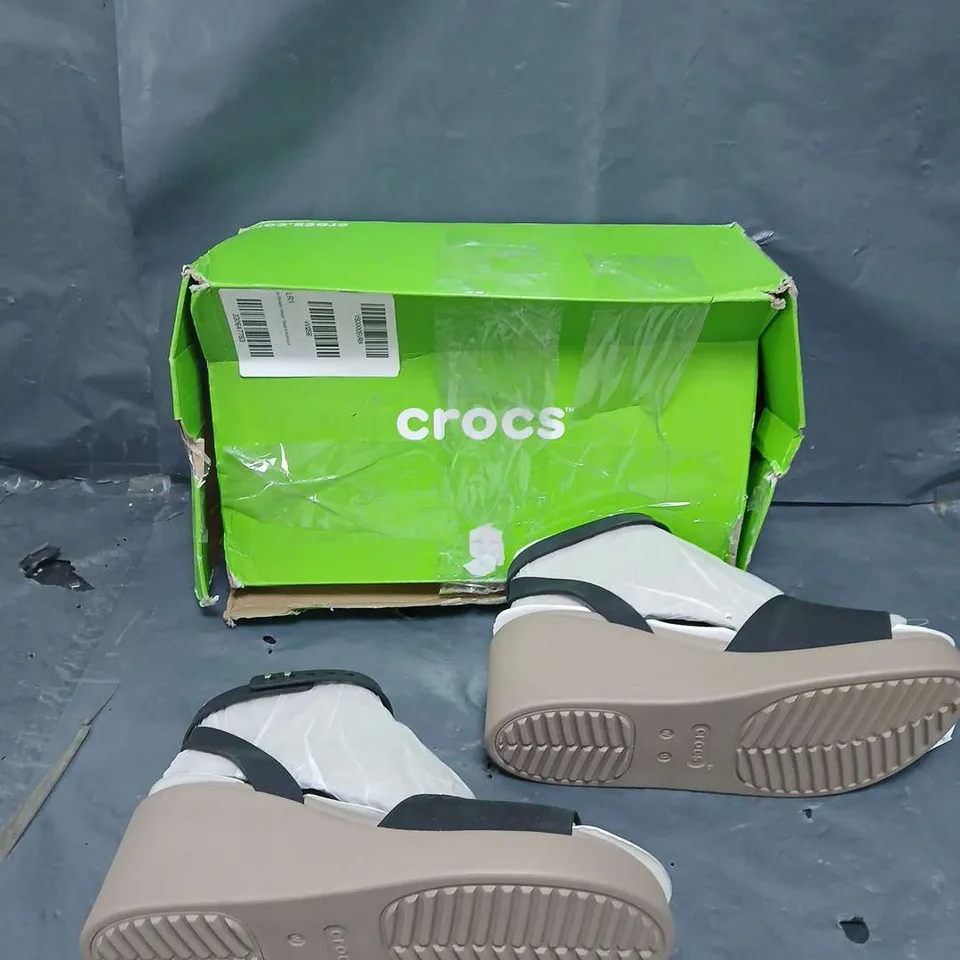 BOXED PAIR OF CROCS BROOKLYN ANKLE STRAP WEDGE UK 7 BROWN/BLACK 