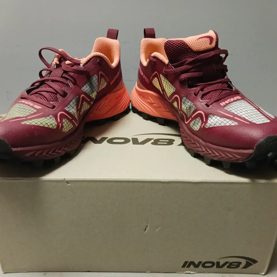 BOXED PAIR OF INOV8 MUDTALON SPEED SHOES IN BURGUNDY/CORAL UK SIZE 5