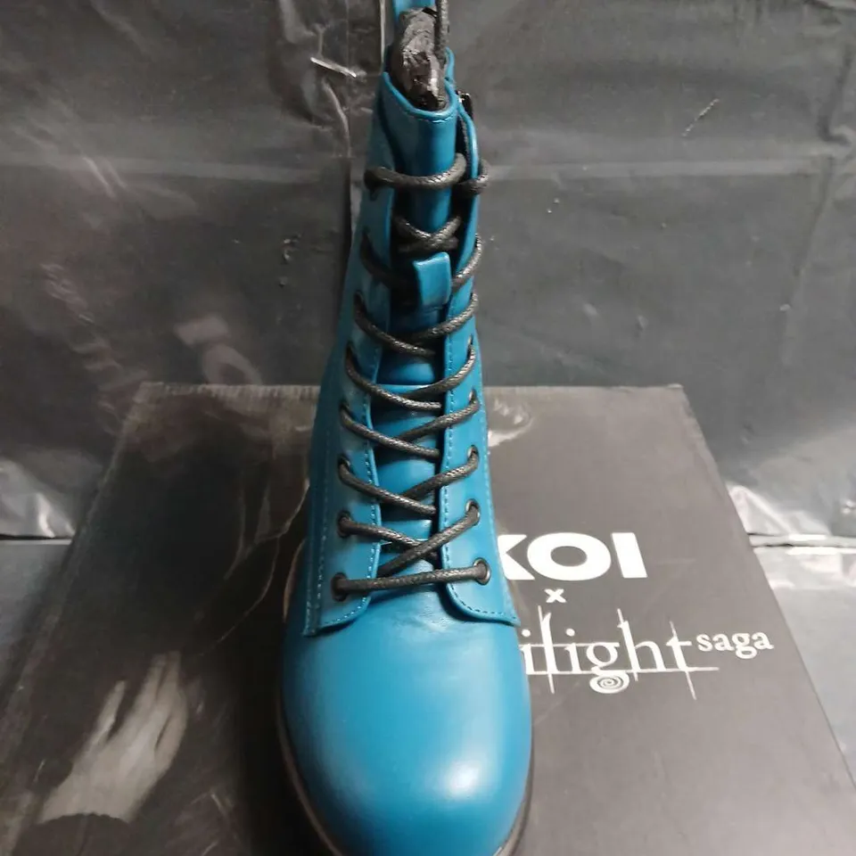 BOXED PAIR OF KOI SPIDERMONKEY MILITARY TEAL BOOTS – UK SIZE 3 