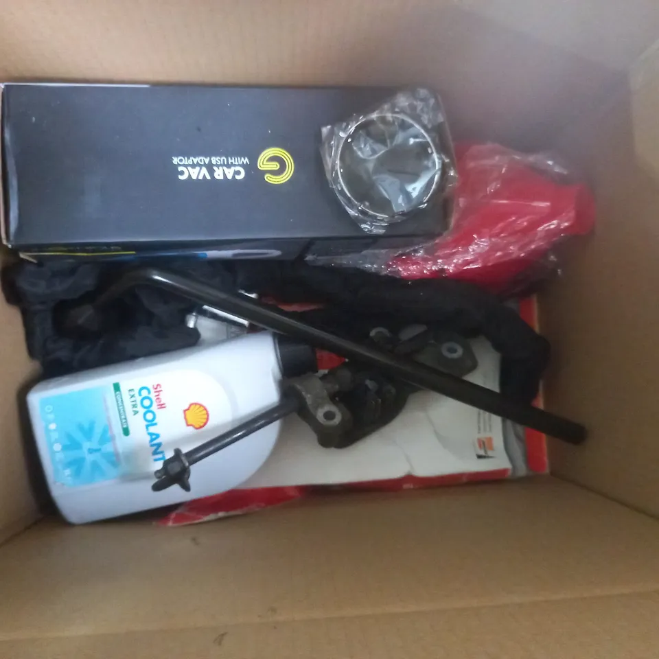 LOT PF ASSORTED ITEM TO INCLUDE WINDSCREEN WIPER BLADES , AA EMERGENCY TRIANGLE , REAR LIGHT 