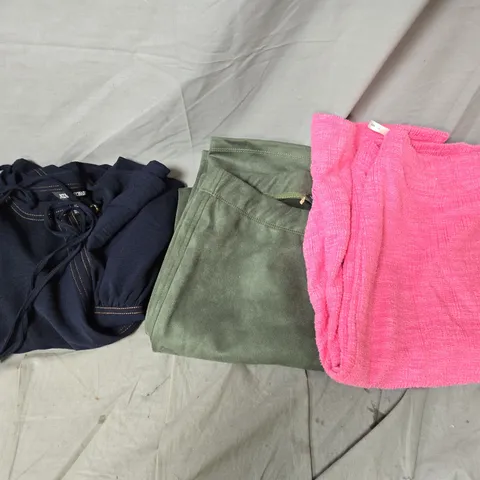 APPROXIMATELY 20 ASSORTED CLOTHING ITEMS IN VARIOUS STYLES, SIZES & COLOURS