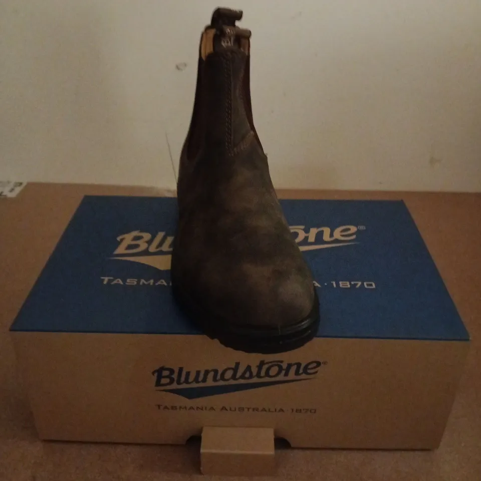 BOXED PAIR OF BLUNDSTONE ELASTIC SIDED BOOT IN RUSTIC BROWN - UK 7