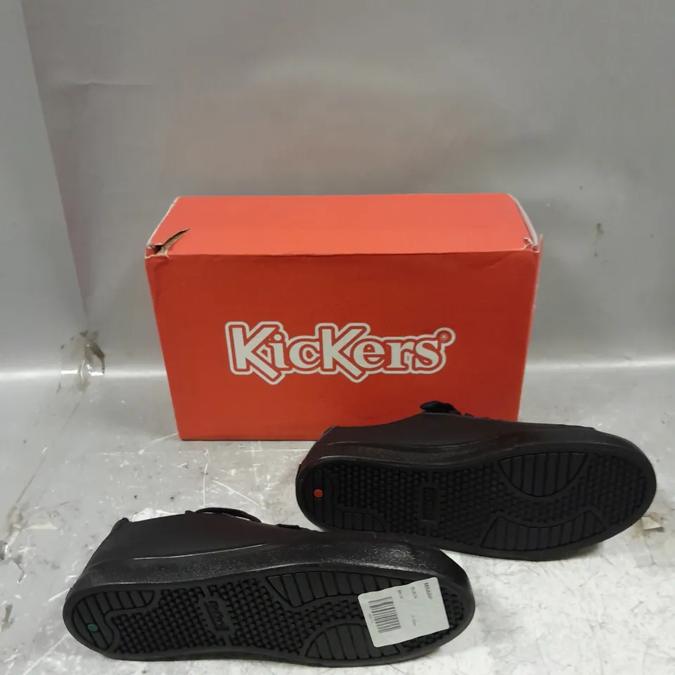 BOXED PAIR OF KICKERS TOVNI LACER LEATHER BLACK SIZE 39 