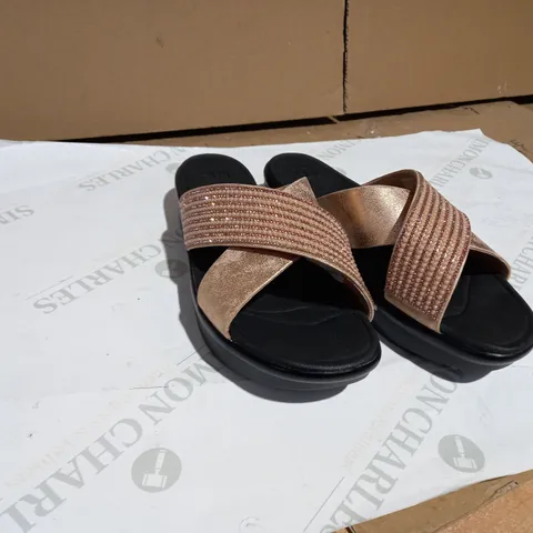 SKETCHERS RELAXED STEP BLACK/GOLD SANDALS SIZE 7