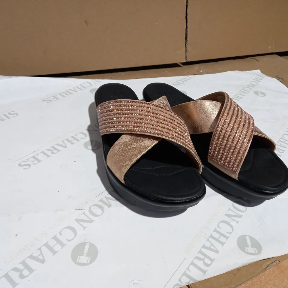 SKETCHERS RELAXED STEP BLACK/GOLD SANDALS SIZE 7