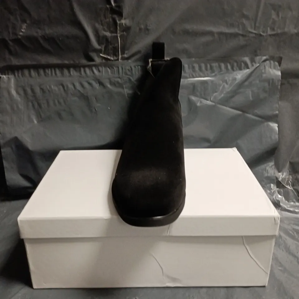 CONZURI MEN'S BLACK SUEDE CHELSEA BOOTS SIZE 9