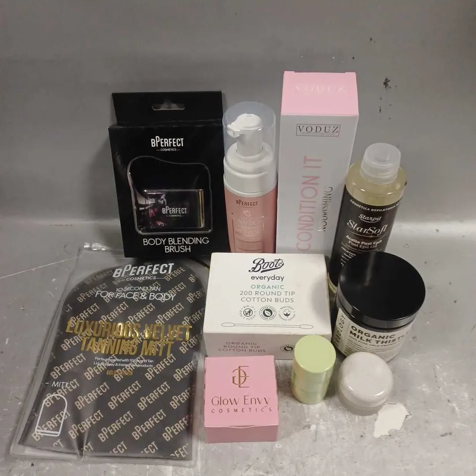 APPROXIMATELY 20 ASSORTED COSMETIC ITEMS TO INCLUDE - VODUZ NOURISHING CONDITIONER - GLOW ENVY LIP SCRUB MASK - BPERFECT STRAWBERRY TANNING MOUSSE - ETC