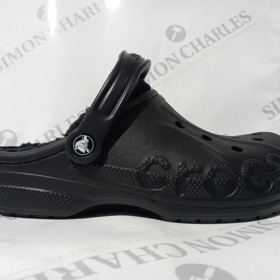 BOXED PAIR OF CROCS BAYA LINED CLOGS IN BLACK UK SIZE M7/W8