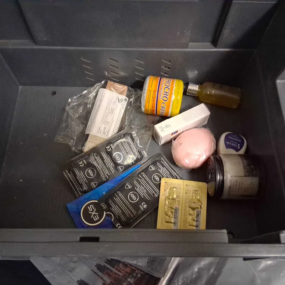 APPROXIMATELY 20 ASSORTED HEALTH AND BEAUTY PRODUCTS TO INCLUDE; NO 7, LUSH, RHODES AND HEALTHSPAN