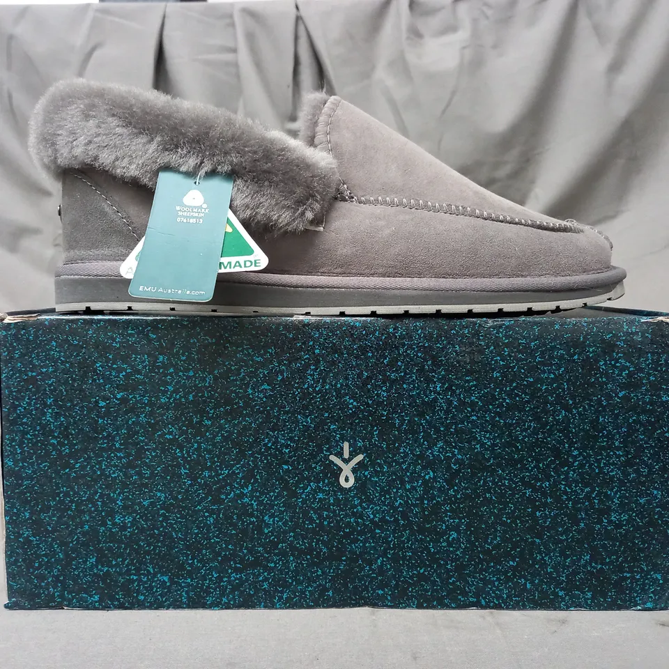 BOXED PAIR OF EMU AUSTRALIA SLIPPERS IN CHARCOAL SIZE 11