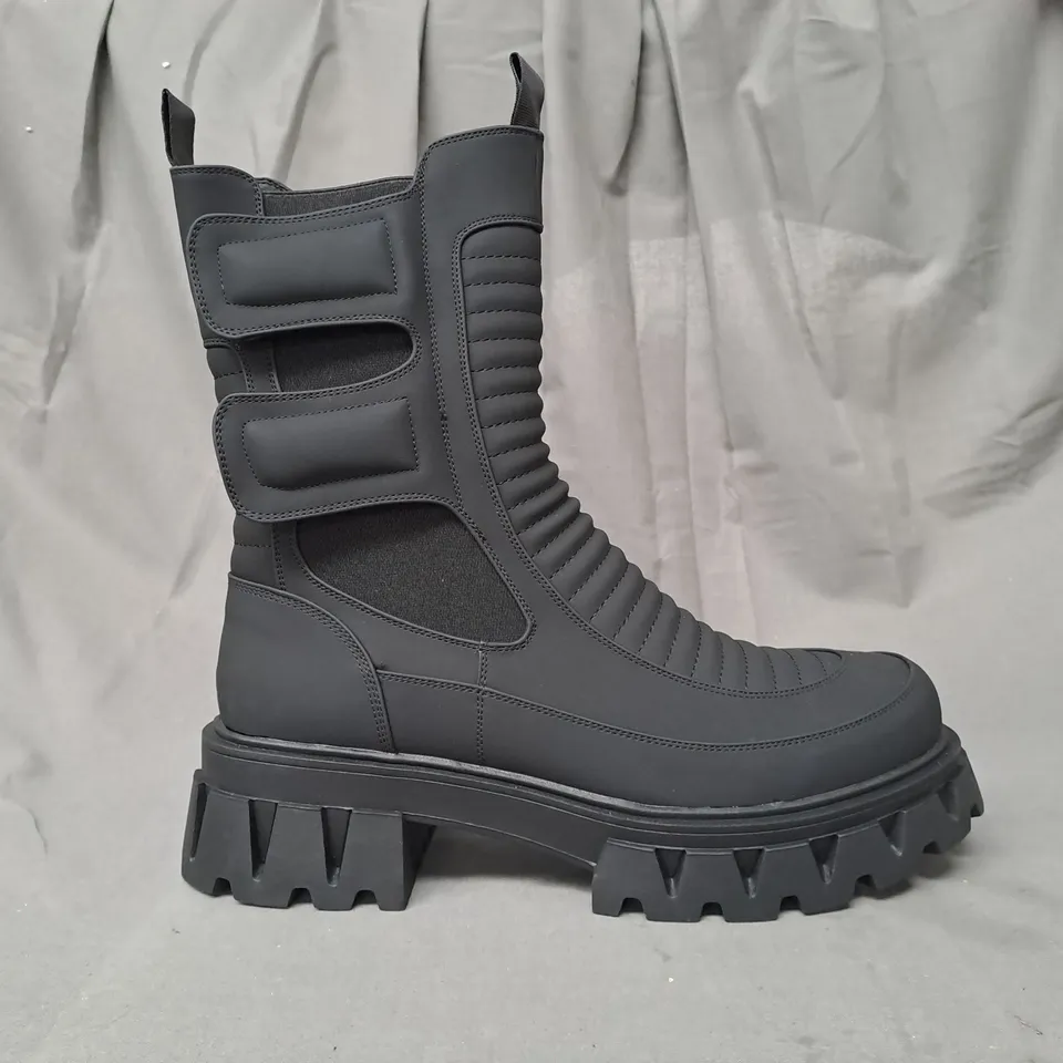 BOXED PAIR OF KOI VEGAN VADER MEN'S PADDED CROFT BOOTS IN BLACK UK SIZE 9