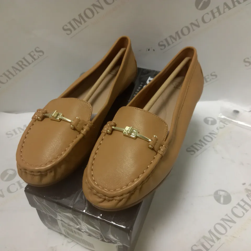 BOXED TAN LEATHER TRIM COMFORT SLIP SHOES 