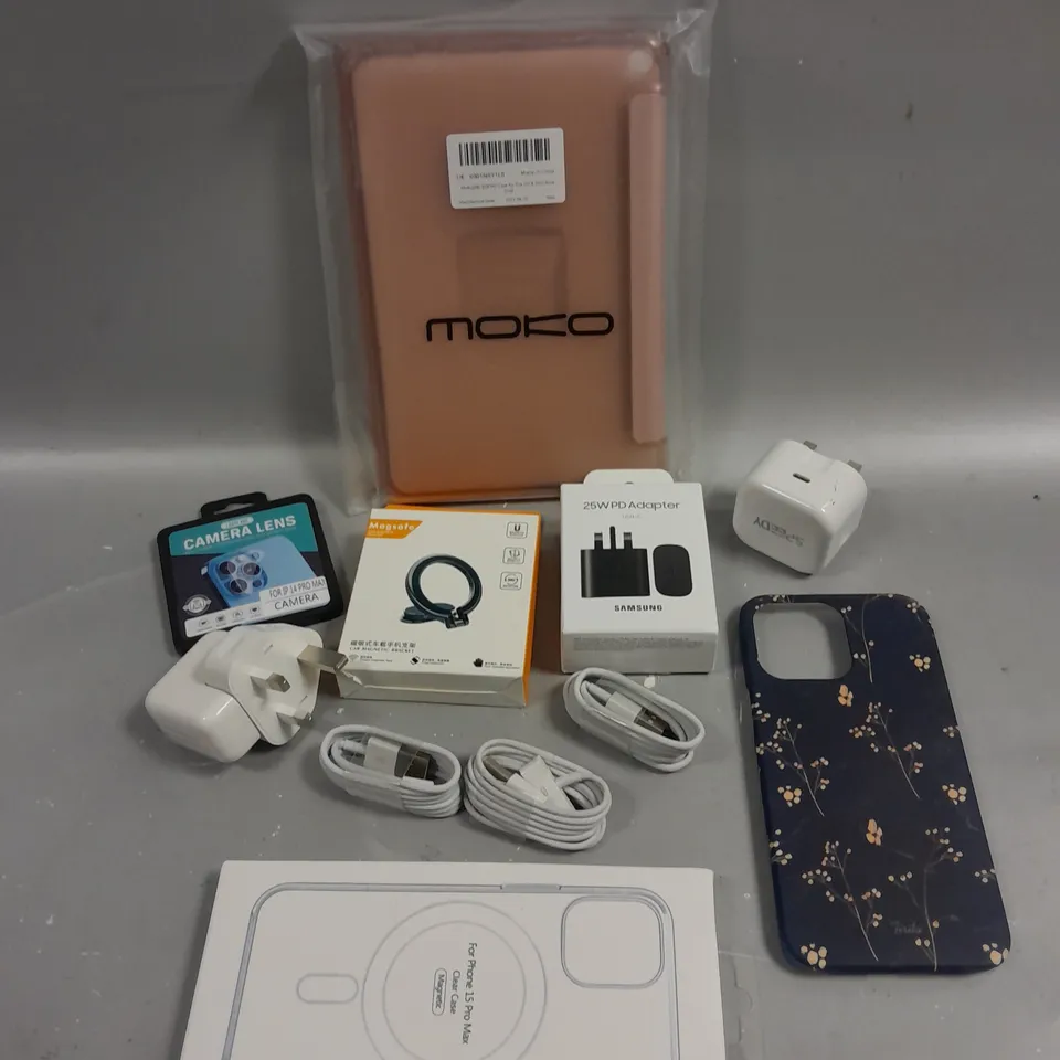 APPROXIMATELY 30 ASSORTED SMARTPHONE/TABLET ACCESSORIES TO INCLUDE PROTECTIVE CASES, CHARGING CABLES, USB PLUGS ETC 