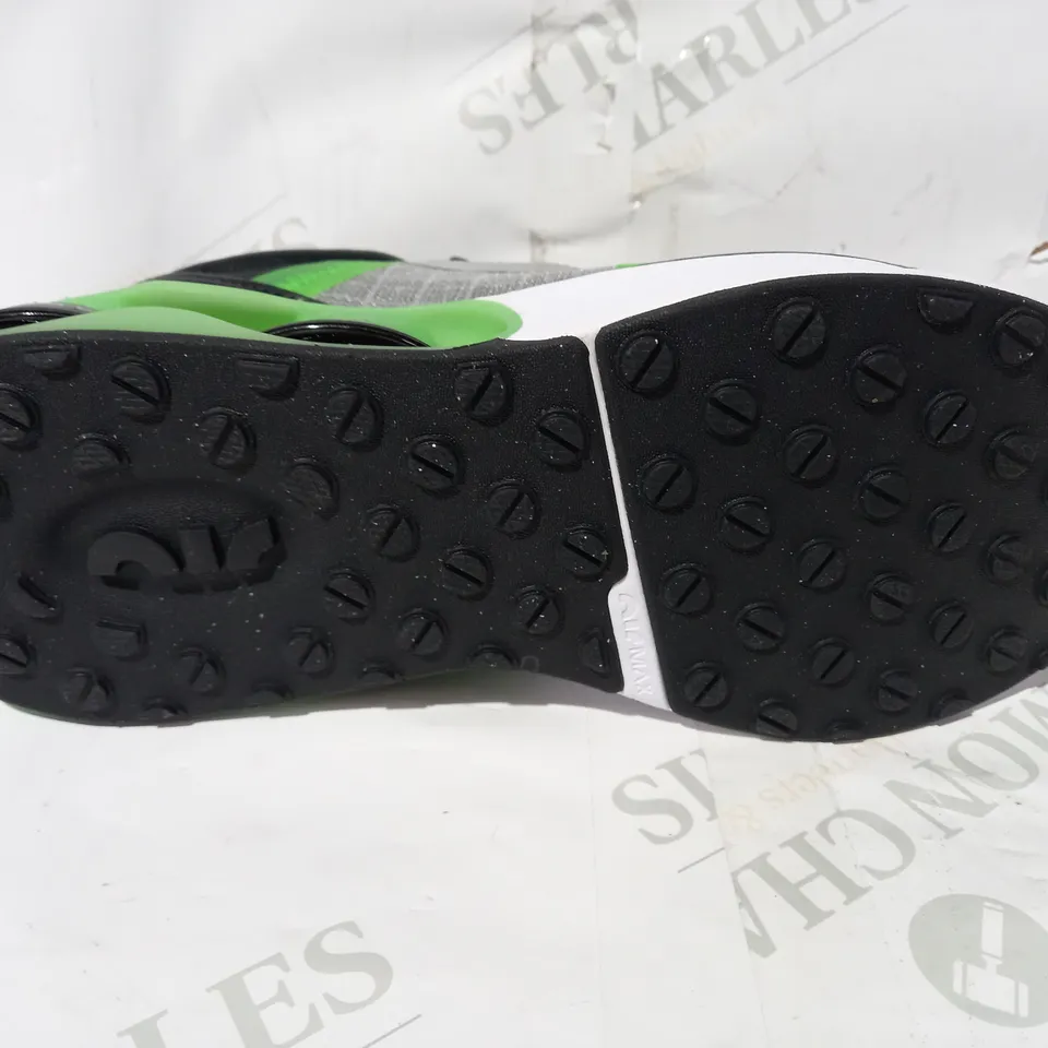 BOXED PAIR OF DESIGNER TRAINERS IN THE STYLE OF NIKE AIR MAX IN GREY/GREEN/BLACK UK SIZE 4