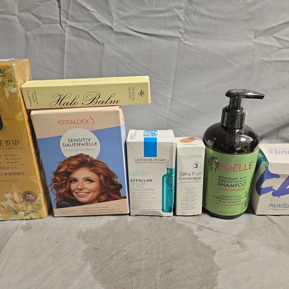 APPROXIMATELY 15 ASSORTED HEALTH & BEAUTY PRODUCTS TO INCLUDE MAKEUP SPONGE, SHAMPOO AND FOUNDATION