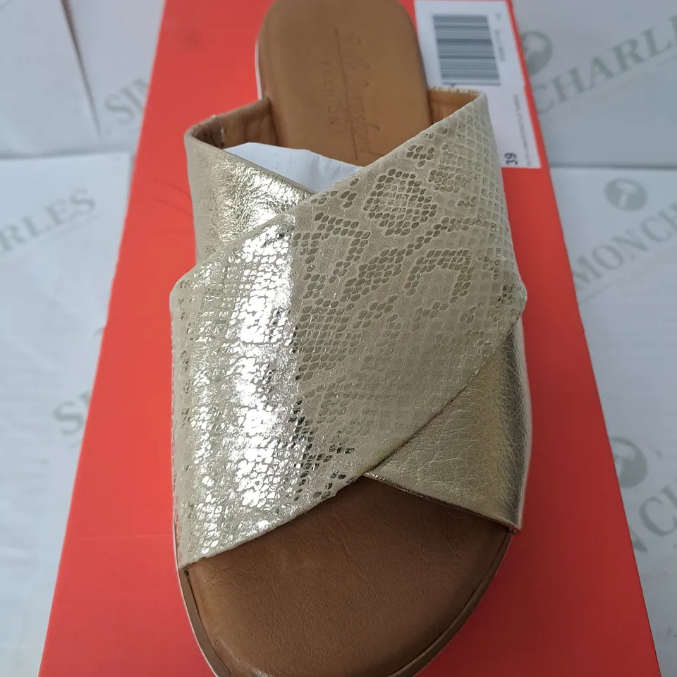 BOXED PAIR OF RUTH LANGSFORD SANDALS IN CHAMPAGNE GOLD SIZE 6