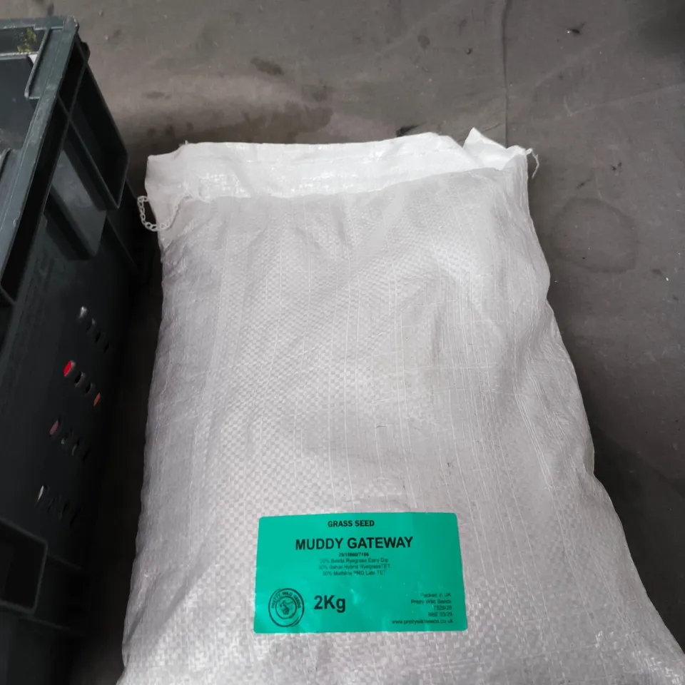 TOTE OF APPROXIMATELY 9 ASSORTED ITEMS TO INCLUDE: 2KG GRASS SEED 