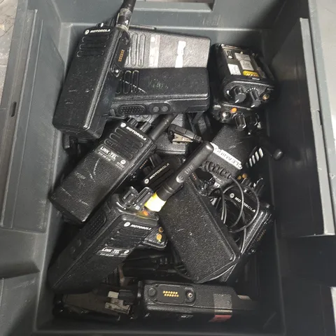 TOTE OF APPROXIMATELY 10 ASSORTED WALKIE TALKIES