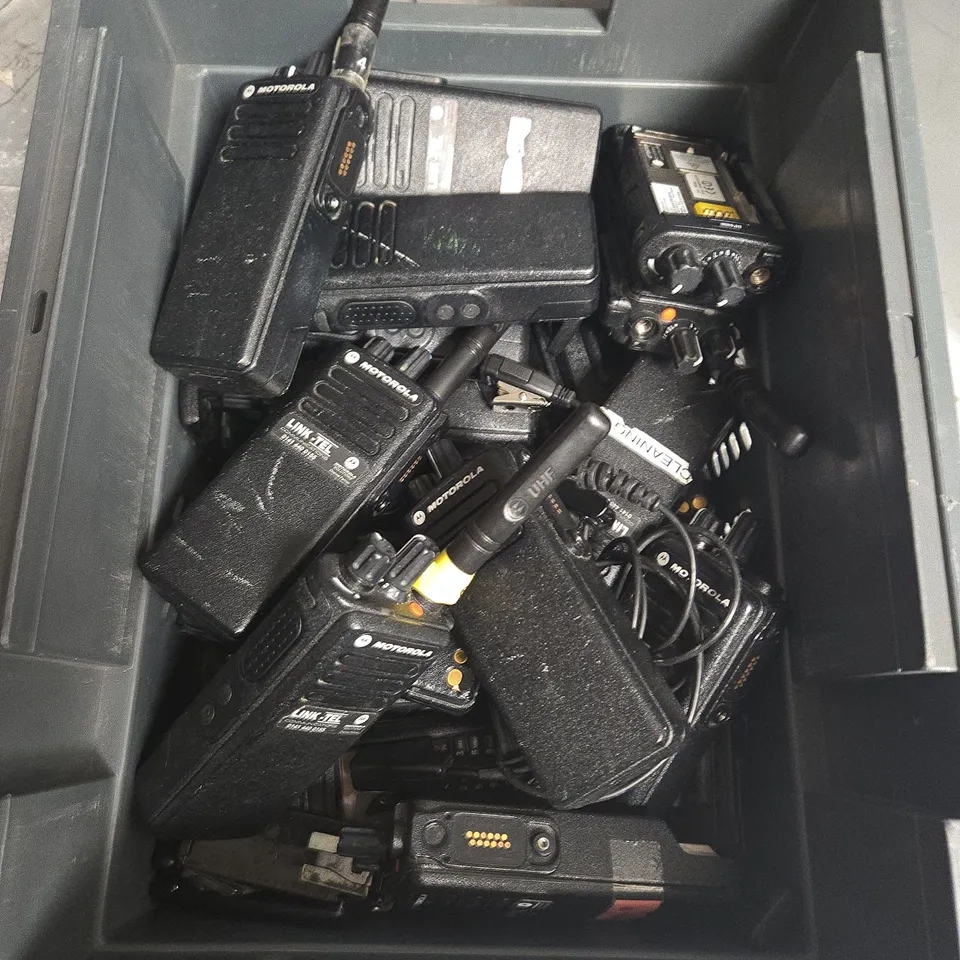 TOTE OF APPROXIMATELY 10 ASSORTED WALKIE TALKIES 