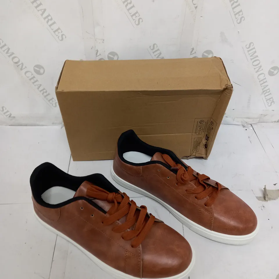 BOXED PAIR OF DESIGNER FLAT LEATHER LACED TRAINERS SIZE 45