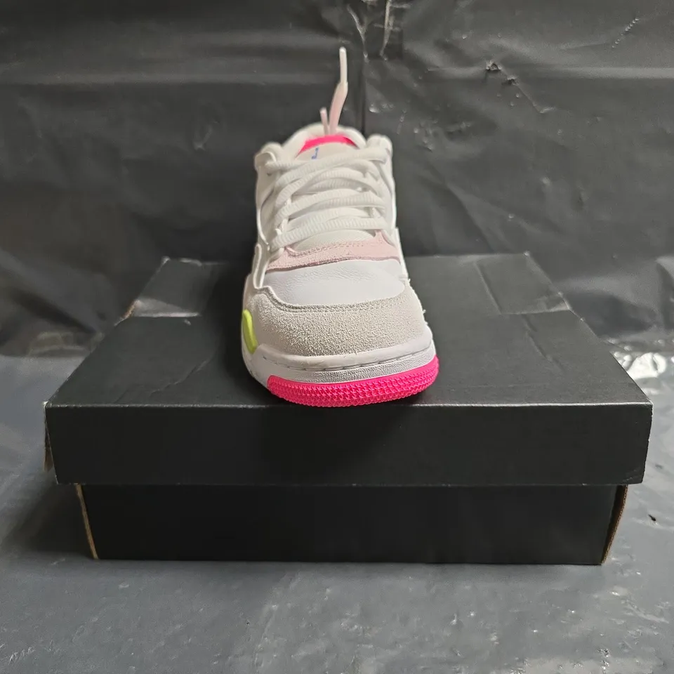 BOXED PAIR OF NIKE AIR JORDAN 4 RETRO KIDS SHOES IN WHITE/MULTI SIZE UK 4