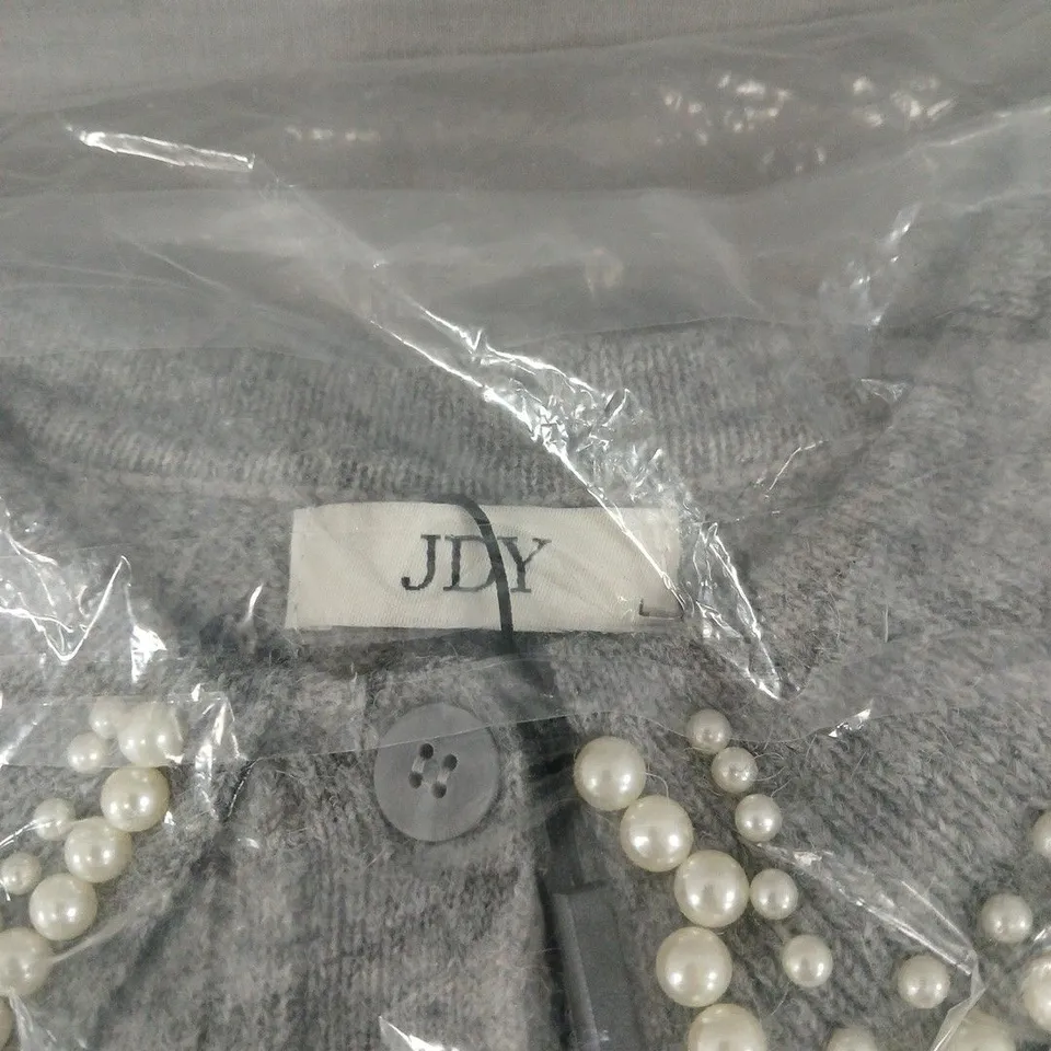 JDY GREY KNIT CARDIGAN WITH PEARL NECKLACE – WOMEN'S SIZE LARGE
