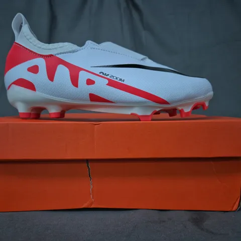 BOXED PAIR OF NIKE JR AIR ZOOM VAPOR 15 ACADEMY FOOTBALL BOOTS IN WHITE/RED/BLACK UK SIZE 1