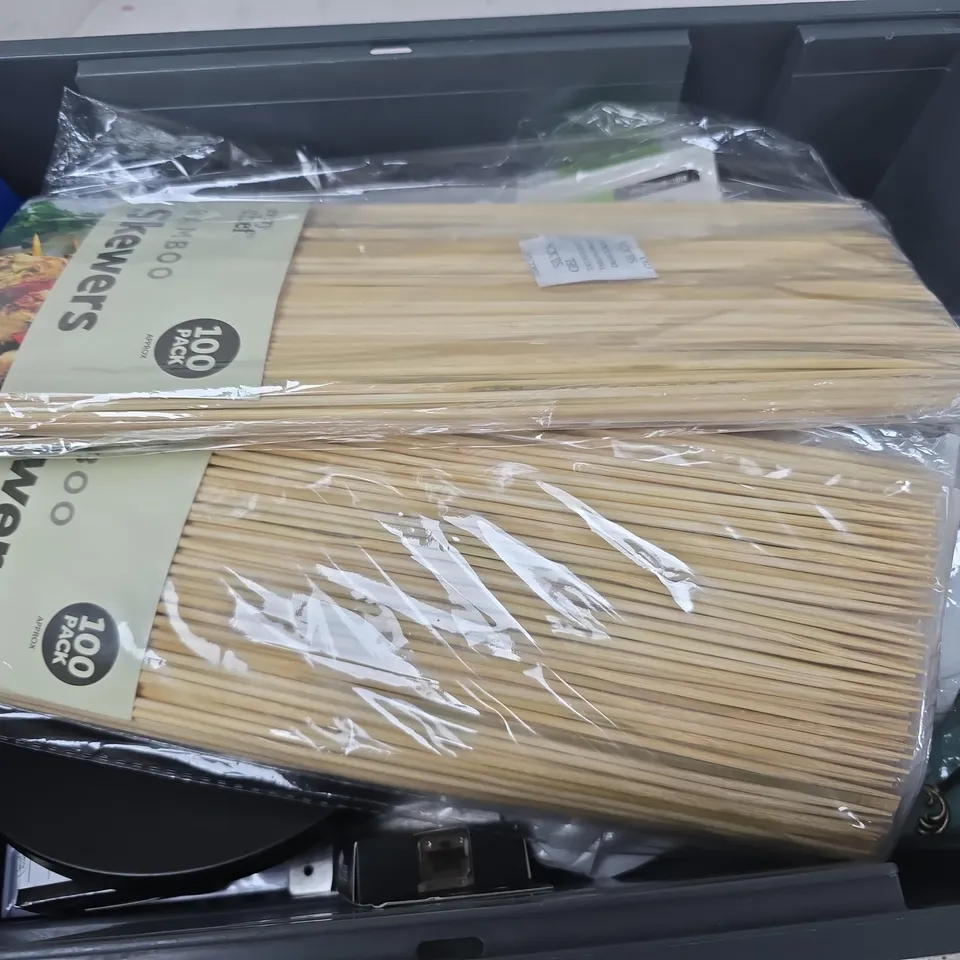 APPROXIMATELY 12 ASSORTED HOUSEHOLD ITEMS TO INCLUDE BAMBOO SKEWERS, MEITE MICRO PINS, CAR MOBILE PHONE HOLDER, ETC