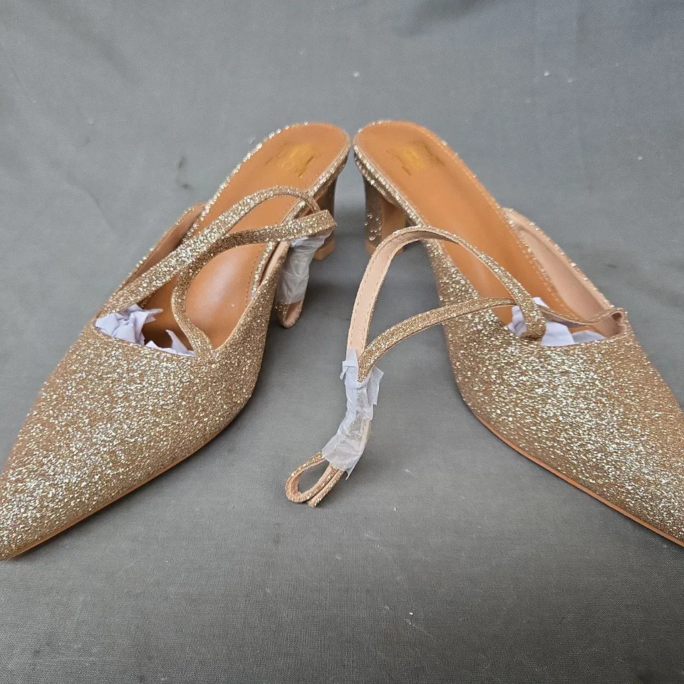 BOXED PAIR OF WHERE'S THAT FROM POINTED TOE HEELED SHOES IN GOLD GLITTER UK SIZE 7