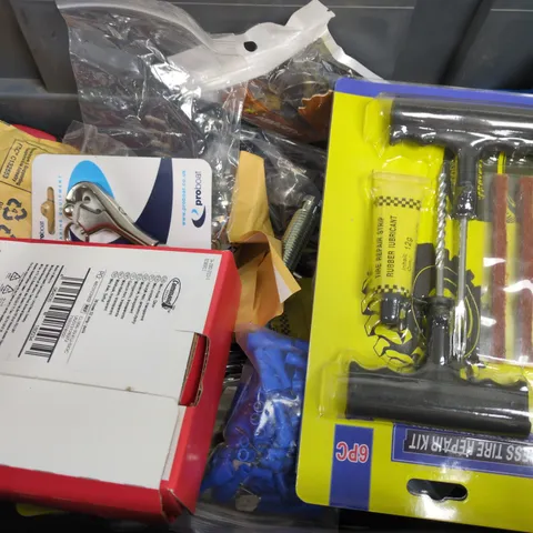 APPROXIMATELY 10 ASSORTED VEHICLE PARTS & ACCESSORIES/TOOLS TO INCLUDE PELICAN HOOK, TUBELESS TIRE REPAIR KIT, COMMAND MINI HOOK, ETC