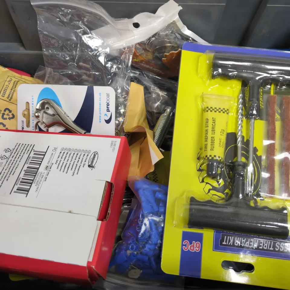 APPROXIMATELY 10 ASSORTED VEHICLE PARTS & ACCESSORIES/TOOLS TO INCLUDE PELICAN HOOK, TUBELESS TIRE REPAIR KIT, COMMAND MINI HOOK, ETC