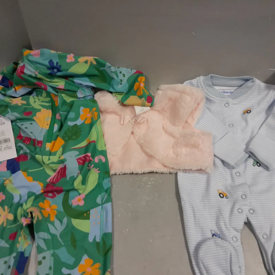 APPROXIMATELY 20 ASSORTED CHILDRENS CLOTHING PRODUCTS IN AGES RANGING FROM 0-5YRS 