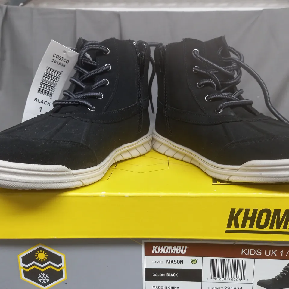 BOXED PAIR OF KHOMBU KIDS SHOES IN BLACK UK SIZE 1