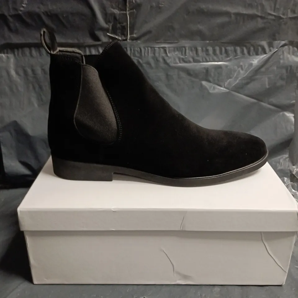 CONZURI MEN'S BLACK SUEDE CHELSEA BOOTS SIZE 9