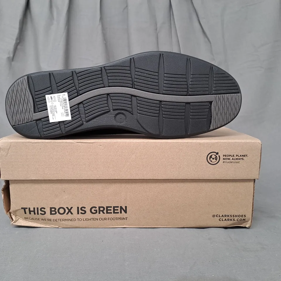 BOXED PAIR OF CLAKRS UNSTRUCTURED ABODE EASE SHOES IN BLACK UK SIZE 8.5
