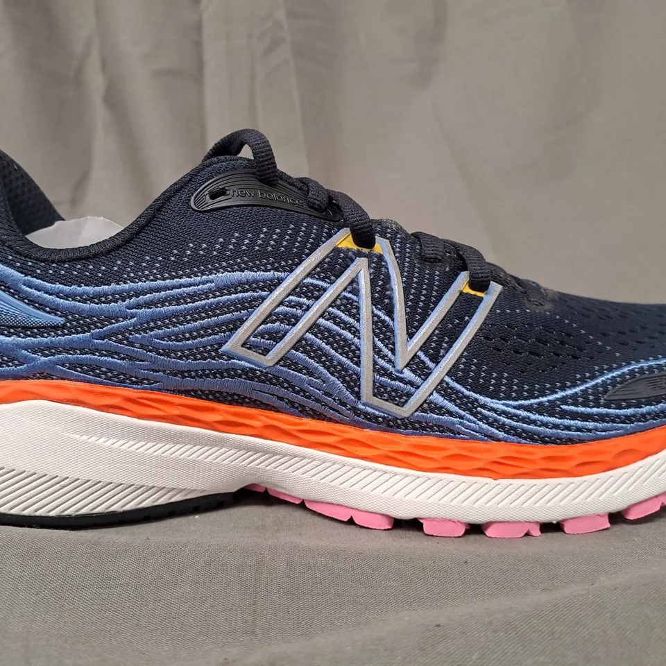 BOXED PAIR OF NEW BALANCE FRESH FOAM 860 X SHOES IN BLYE/DARK NAVY/MULTICOLOUR UK SIZE 6.5