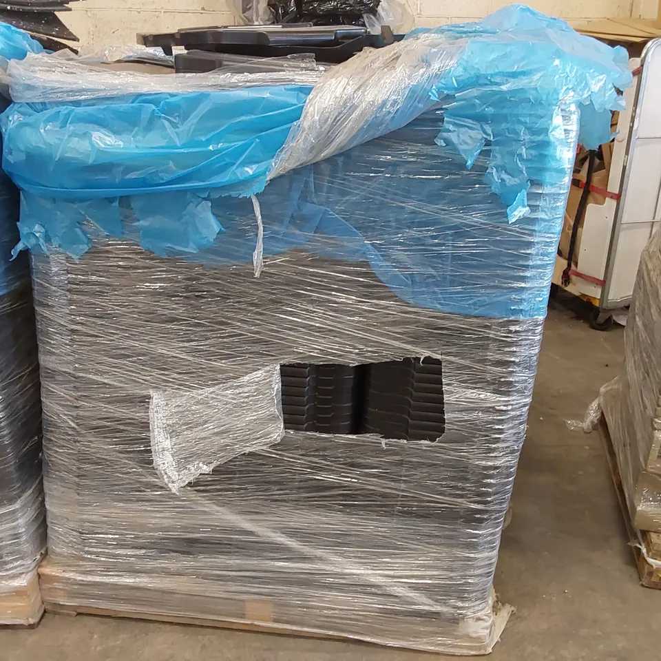 PALLET TO CONTAIN A LARGE QUANTITY OF PLASTIC CONTAINER LIDS 