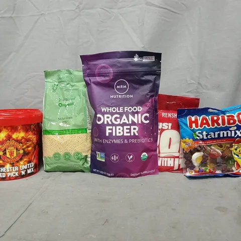 APPROXIMATELY 8 ASSORTED FOOD AND DRINK ITEMS TO INCLUDE MANCHESTER UNITED THEMED PICK 'N' MIX, HARIBO, ETC
