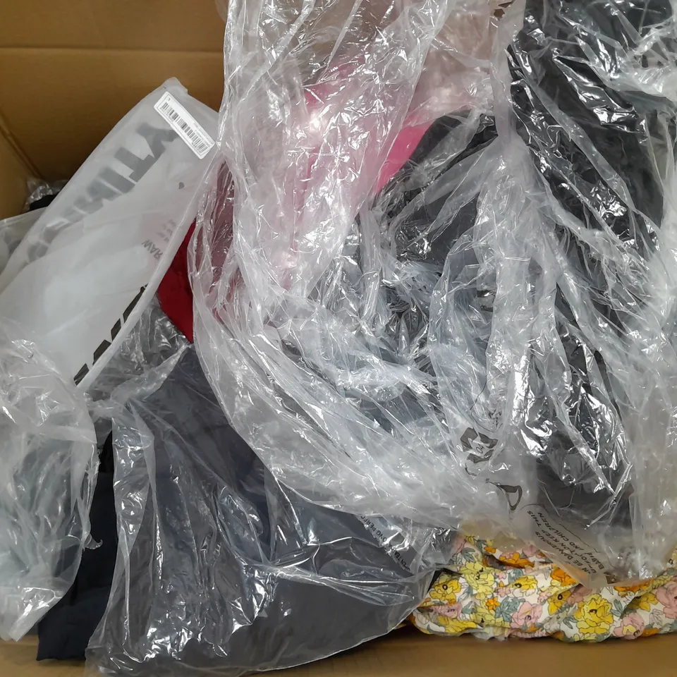 BOX OF APPROXIMATELY 25 ASSORTED CLOTHING ITEMS TO INCUDE - SHORTS  , JEANS  ,SOCKS , TOP   ETC