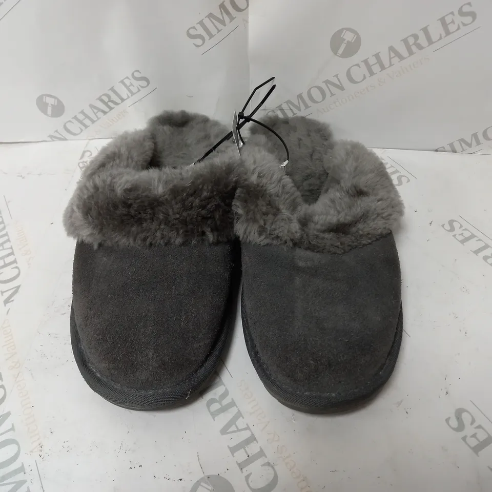 PAIR OF EMU NEST JOLIE SHEEPSKIN SLIPPERS IN CHARCOAL - SIZE 6