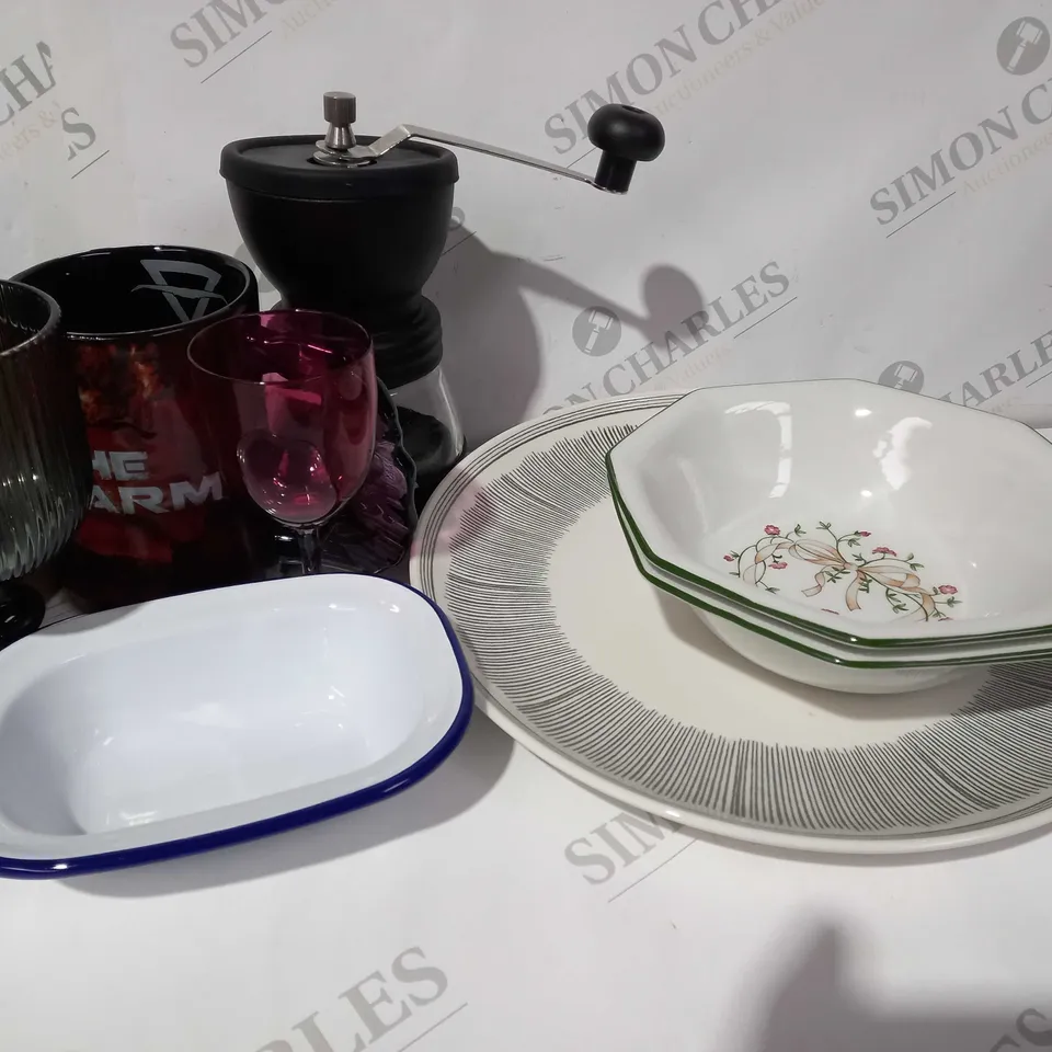 APPROXIMATELY 12 ASSORTED HOUSEHOLD ITEMS TO INCLUDE MUGS, KITCHEN DISHWARE AND DECOR PIECES - COLLECTION ONLY