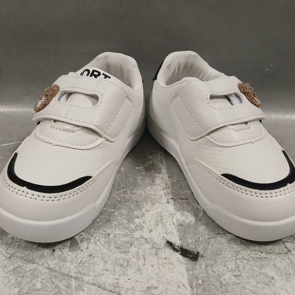 BOXED PAIR OF UNBRANDED KID'S SHOES IN WHITE/BLACK W. TEDDY BEAR FACE DETAIL SIZE EU 25