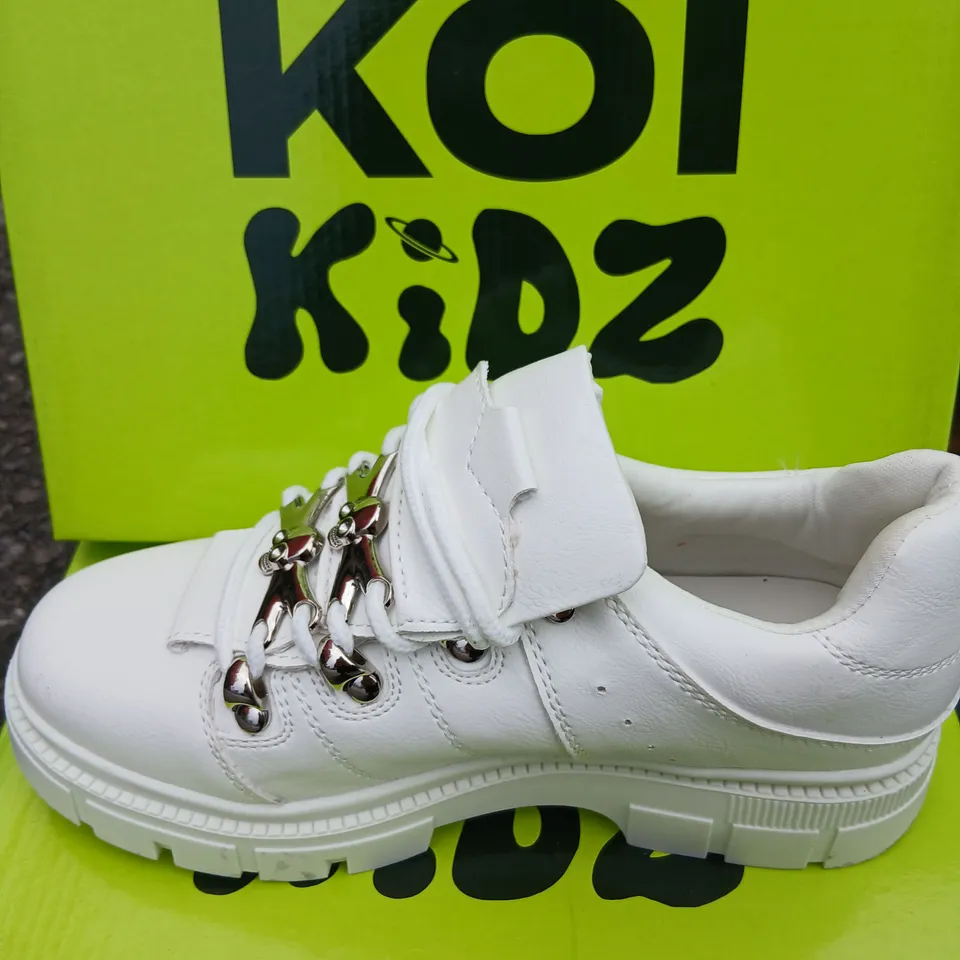 BOXED KOI KIDZ WHITE KIDZ KIDS' TRAINER – LEATHER UPPER, CHUNKY SOLE SIZE 10