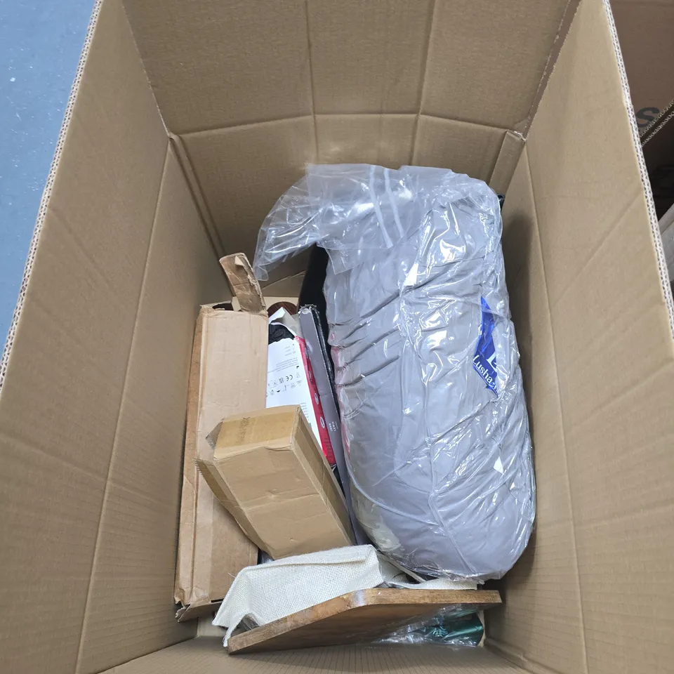 BOX OF APPROXIMATELY 10 ASSORTED HOUSEHOLD ITEMS INCLUDING FLORAL DESIGN CHOPPING BOARD AND STAINLESS STEEL MAGNETIC KNIFE RACK 