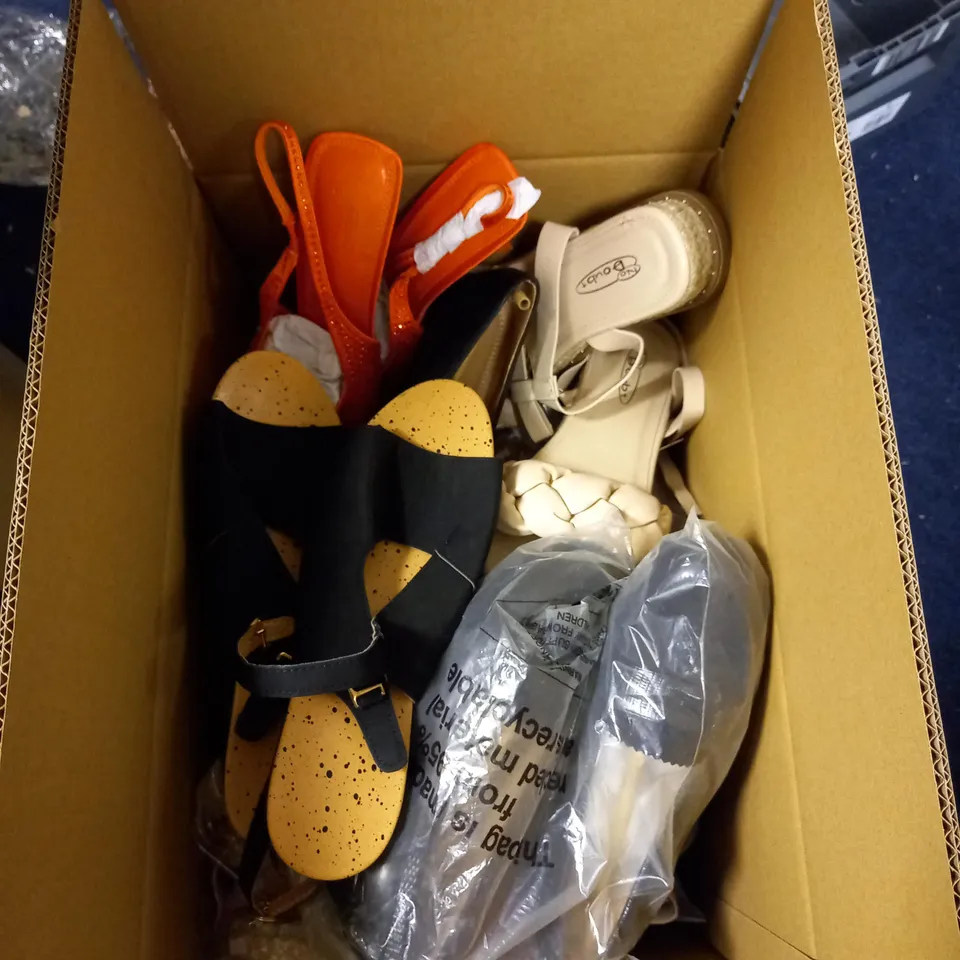 LOT OF APPROX 15 PAIRS OF WOMENS WEAR SHOES MULTIPLE SIZES